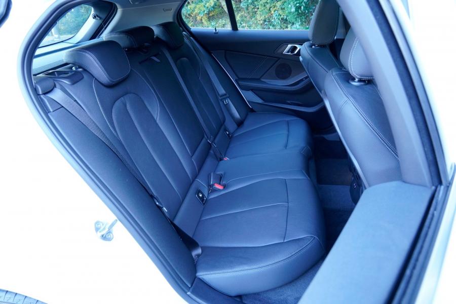 Интерьер BMW 118i Sportline (F40) 2019 года  (JP) (фото 9 из 10)